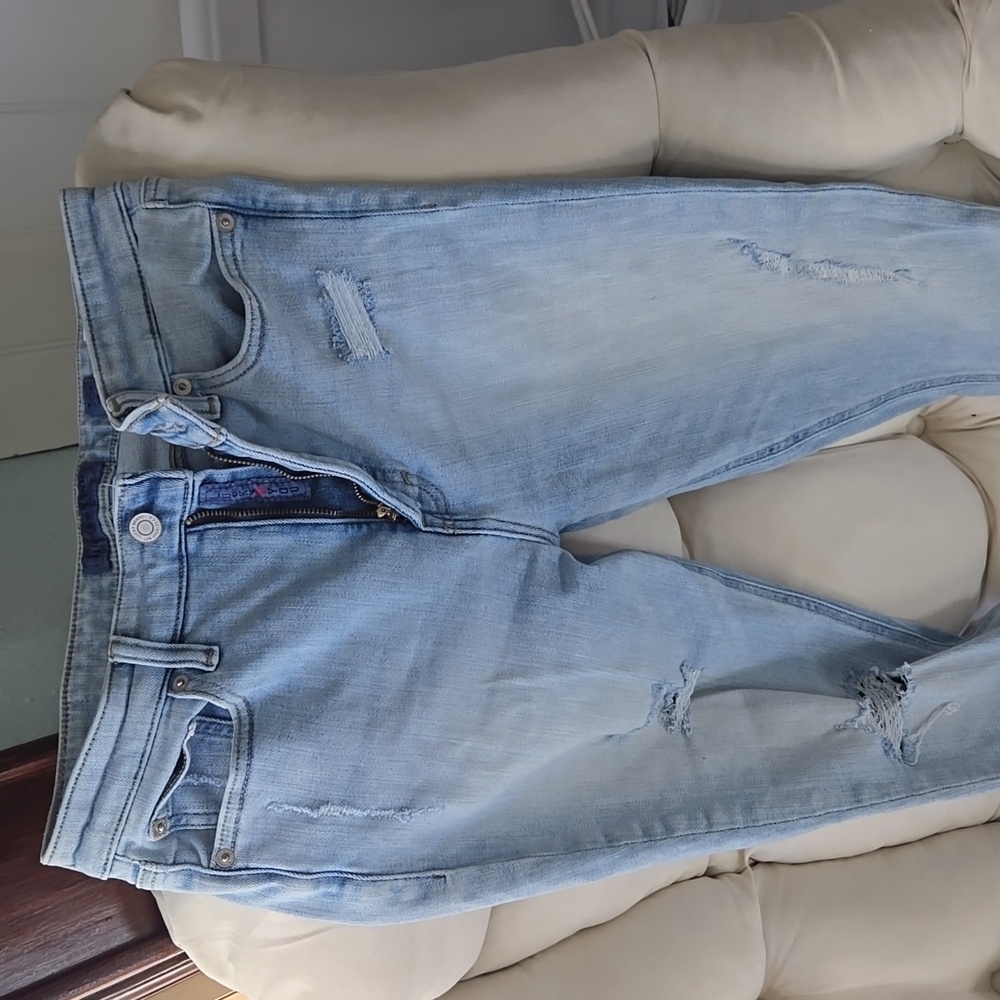 Lucky Brand sz 6/28 light blue distressed jeans.